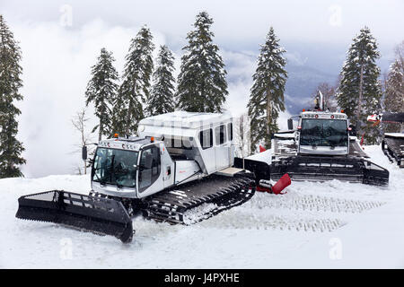 La Russie, Sotchi, GORKI GOROD - Mars 26, 2017 : les machines en chenillette sur les pentes de ski Gorki Gorod sont prêts pour le travail de nuit Banque D'Images