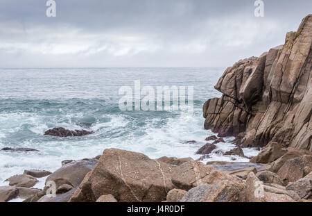 Rock Cove par Clif donnant sur l'Océan Banque D'Images