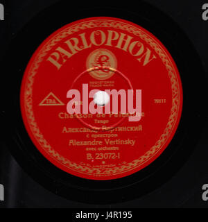 Un disque des années 1930 de la collection Vertinsky Parlophone. Cette édition spécifique, cataloguée B.23072, capture l'essence de la musique russe du début du XXe siècle, reflétant l'époque culturelle unique et le style de l'époque. Banque D'Images