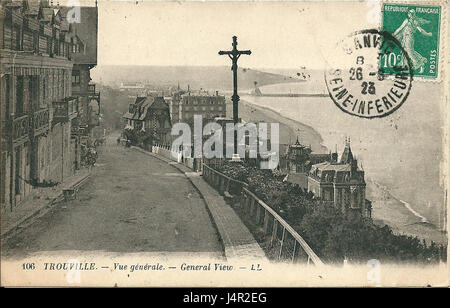 'Trouville' (1923) est une peinture qui capture la beauté côtière de la ville balnéaire française de Trouville. L'œuvre est un reflet de la peinture de style impressionniste du début du XXe siècle, représentant la scène tranquille de la plage et les couleurs vibrantes de l'époque. Banque D'Images