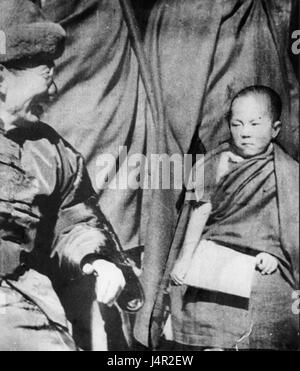 Ce titre fait probablement référence à un contexte historique impliquant le Dalaï Lama du Tibet autour de l'an 1940. Cette période de l'histoire du Tibet peut inclure des événements religieux, culturels ou politiques impliquant la direction du Dalaï Lama. Banque D'Images