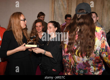 Venise, Italie. 13 mai, 2017. Curator Susanne Pfeffer (l), photographié après la cérémonie de remise des prix de la 57e exposition internationale d'art, La Biennale di Venezia, à Venise, Italie, 13 mai 2017. La 57e Biennale de Venise a lieu du 13 mai au 26 novembre 2017. - Pas de service de fil - Photo : Felix Hörhager/dpa/Alamy Live News Banque D'Images