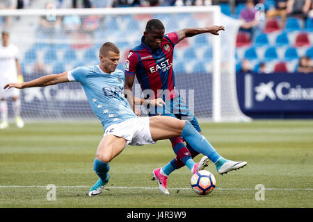 12 Longo de Girona FC (L) et 08 Jefferson Lerma de Levante UD au cours de l'espagnol La Liga 123 match de foot entre Levante UD vs FC Girona Ciutat de Valencia au Stadium le 13 mai 2017. Banque D'Images