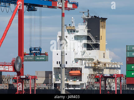 Wilhelmshaven, Allemagne. 13 mai, 2017. Vue sur le déchargement du cargo 'OOCL Tianjin' au JadeWeserPort (JWP) à Wilhelmshaven, Allemagne, 13 mai 2017. Le navire fait partie de la nouvelle Alliance de l'océan. L'opérateur Eurogate et l'état de Basse-Saxe d'espoir pour plus de la manutention des marchandises avec le nouveau service de l'Asie. Photo : Ingo Wagner/dpa/Alamy Live News Banque D'Images