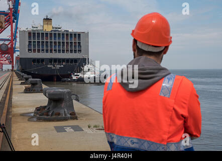 Wilhelmshaven, Allemagne. 13 mai, 2017. Vue de la manœuvre d'amarrage du cargo 'OOCL Tianjin' au JadeWeserPort (JWP) à Wilhelmshaven, Allemagne, 13 mai 2017. Le navire fait partie de la nouvelle Alliance de l'océan. L'opérateur Eurogate et l'état de Basse-Saxe d'espoir pour plus de la manutention des marchandises avec le nouveau service de l'Asie. Photo : Ingo Wagner/dpa/Alamy Live News Banque D'Images