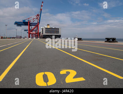 Wilhelmshaven, Allemagne. 13 mai, 2017. Vue de la manœuvre d'amarrage du cargo 'OOCL Tianjin' au JadeWeserPort (JWP) à Wilhelmshaven, Allemagne, 13 mai 2017. Le navire fait partie de la nouvelle Alliance de l'océan. L'opérateur Eurogate et l'état de Basse-Saxe d'espoir pour plus de la manutention des marchandises avec le nouveau service de l'Asie. Photo : Ingo Wagner/dpa/Alamy Live News Banque D'Images