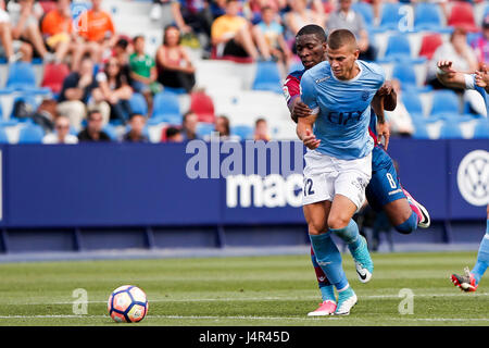 12 Longo de Girona FC (F) en action contre 08 Jefferson Lerma de Levante UD au cours de l'espagnol La Liga 123 match de foot entre Levante UD vs FC Girona Ciutat de Valencia au Stadium le 13 mai 2017. Banque D'Images