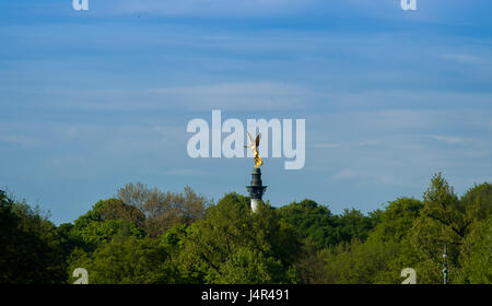 Munich, Allemagne. 13 mai, 2017. Vue de l'Ange de la paix monument situé au-dessus des arbres à Munich, Allemagne, 13 mai 2017. La statue se rappelle les 25 années de paix après la guerre franco-allemande en 1871. Photo : Peter Kneffel/dpa/Alamy Live News Banque D'Images