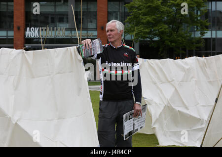 Manchester, UK. 13 mai, 2017. Un militant mettant en lumière le sort de la Palestine et c'est les gens, les jardins de Piccadilly, Manchester, le 13 mai, 2017 (C)Barbara Cook/Alamy Live News Crédit : Barbara Cook/Alamy Live News Banque D'Images