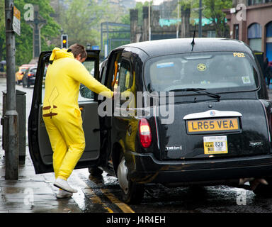 *Édimbourg, Écosse* 13 mai 2017 *Rugby funs de ASM Clermont Auvergne distribuée sur les rues et les pubs d'Edimbourg en préparation pour la finale de la Coupe des Champions d'Europe de Rugby * Rugby Week-end funs wearng jaune-bleu couleurs de leurs équipes *Coupe des Champions d'Europe de Rugby Week-end final, 2017 * "le Crédit : Ann Kimmel/Alamy Live News"* Banque D'Images