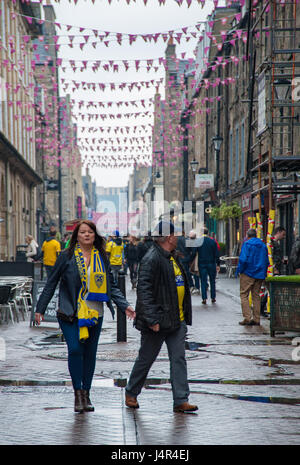 *Édimbourg, Écosse* 13 mai 2017 *Rugby funs de ASM Clermont Auvergne distribuée sur les rues et les pubs d'Edimbourg en préparation pour la finale de la Coupe des Champions d'Europe de Rugby * Rugby Week-end funs wearng jaune-bleu couleurs de leurs équipes *Coupe des Champions d'Europe de Rugby Week-end final, 2017 * "le Crédit : Ann Kimmel/Alamy Live News"* Banque D'Images