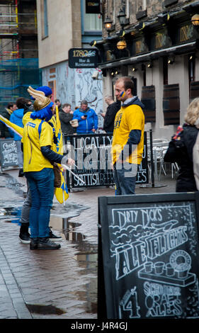 *Édimbourg, Écosse* 13 mai 2017 *Rugby funs de ASM Clermont Auvergne distribuée sur les rues et les pubs d'Edimbourg en préparation pour la finale de la Coupe des Champions d'Europe de Rugby * Rugby Week-end funs wearng jaune-bleu couleurs de leurs équipes *Coupe des Champions d'Europe de Rugby Week-end final, 2017 * "le Crédit : Ann Kimmel/Alamy Live News"* Banque D'Images