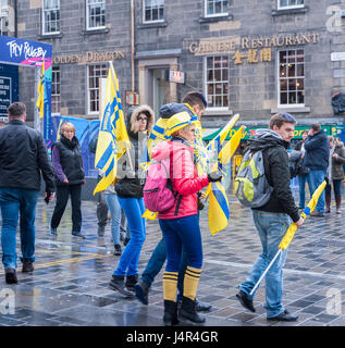 *Édimbourg, Écosse* 13 mai 2017 *Rugby funs de ASM Clermont Auvergne distribuée sur les rues et les pubs d'Edimbourg en préparation pour la finale de la Coupe des Champions d'Europe de Rugby * Rugby Week-end funs wearng jaune-bleu couleurs de leurs équipes *Coupe des Champions d'Europe de Rugby Week-end final, 2017 * "le Crédit : Ann Kimmel/Alamy Live News"* Banque D'Images