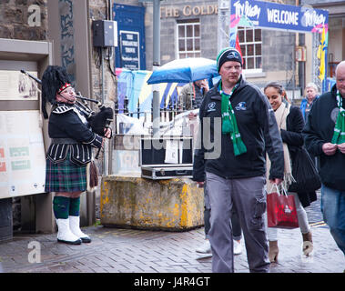 *Édimbourg, Écosse* 13 mai 2017 *Rugby funs avec foulards Heineken vert distribuée sur les rues et les pubs d'Edimbourg en préparation pour la finale de la Coupe des Champions d'Europe de Rugby * Rugby Week-end funs wearng foulards Heineken vert * "Crédit : Ann Kimmel/Alamy Live News"* Banque D'Images