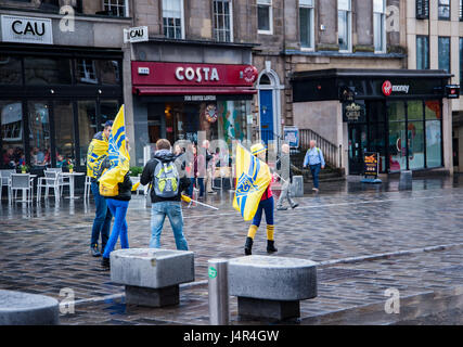 *Édimbourg, Écosse* 13 mai 2017 *Rugby funs de ASM Clermont Auvergne distribuée sur les rues et les pubs d'Edimbourg en préparation pour la finale de la Coupe des Champions d'Europe de Rugby * Rugby Week-end funs wearng jaune-bleu couleurs de leurs équipes *Coupe des Champions d'Europe de Rugby Week-end final, 2017 * "le Crédit : Ann Kimmel/Alamy Live News"* Banque D'Images