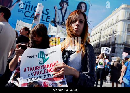 Madrid, Espagne. 13 mai, 2017. Coïncidant avec le début de la foire de San Isidro de tauromachie, plusieurs associations animales célébrer une manifestation dans le centre de Madrid qui a rejoint des milliers de manifestants. La tauromachie est la violence, une campagne organisée par 17 organisations afin d'obtenir l'abolition de tous les types de la corrida. Photo : M.Ramirez/Alamy Live News Banque D'Images