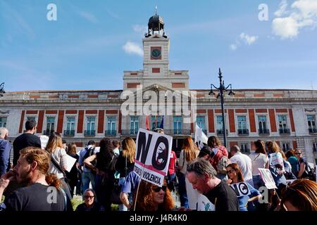 Madrid, Espagne. 13 mai, 2017. Coïncidant avec le début de la foire de San Isidro de tauromachie, plusieurs associations animales célébrer une manifestation dans le centre de Madrid qui a rejoint des milliers de manifestants. La tauromachie est la violence, une campagne organisée par 17 organisations afin d'obtenir l'abolition de tous les types de la corrida. Photo : M.Ramirez/Alamy Live News Banque D'Images