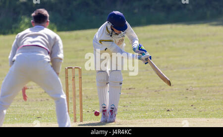 East Dean les terrains de jeu, East Sussex, Royaume-Uni. 13 mai, 2017. East Dean & Iken Cricket Club 1X1 vs Forest Row Cricket Club 1ère XI. Credit : Alan Fraser/Alamy Live News Banque D'Images