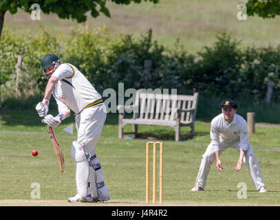 East Dean les terrains de jeu, East Sussex, Royaume-Uni. 13 mai, 2017. East Dean & Iken Cricket Club 1X1 vs Forest Row Cricket Club 1ère XI. Credit : Alan Fraser/Alamy Live News Banque D'Images