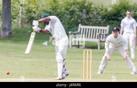 East Dean les terrains de jeu, East Sussex, Royaume-Uni. 13 mai, 2017. East Dean & Iken Cricket Club 1X1 vs Forest Row Cricket Club 1ère XI. Credit : Alan Fraser/Alamy Live News Banque D'Images