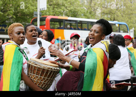 Manchester, UK. 13 mai, 2017. Tambour en faveur de l'initiative des citoyens du Zimbabwe, les jardins de Piccadilly, Manchester, le 13 mai, 2017 (C)Barbara Cook/Alamy Live News Crédit : Barbara Cook/Alamy Live News Banque D'Images