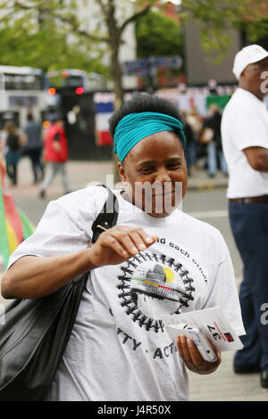 Manchester, UK. 13 mai, 2017. Un militant à l'initiative des citoyens du Zimbabwe dans les jardins de Piccadilly, Manchester, le 13 mai, 2017 (C)Barbara Cook/Alamy Live News Crédit : Barbara Cook/Alamy Live News Banque D'Images