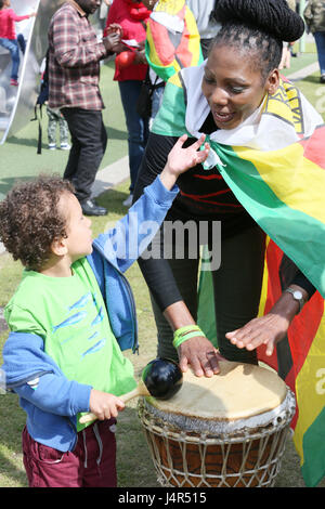 Manchester, UK. 13 mai, 2017. Un jeune garçon jouant avec un tambour dans les jardins de Piccadilly, Manchester, le 13 mai, 2017 (C)Barbara Cook/Alamy Live News Crédit : Barbara Cook/Alamy Live News Banque D'Images