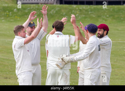 East Dean les terrains de jeu, East Sussex, Royaume-Uni. 13 mai, 2017. East Dean & Iken Cricket Club 1X1 vs Forest Row Cricket Club 1ère XI. Credit : Alan Fraser/Alamy Live News Banque D'Images