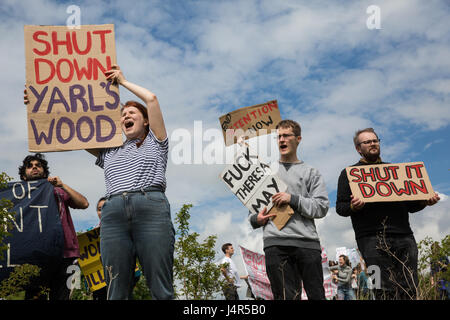 Milton Ernest, au Royaume-Uni. 13 mai, 2017. Militants contre la détention de l'immigration communiquent avec les détenus à l'intérieur de l'Immigration dépose de Yarl's Wood Centre au cours d'une grande protestation organisée par le Mouvement pour la justice par tous les moyens nécessaires. Militants, y compris d'anciens détenus, a appelé à tous les centres de détention de l'immigration d'être fermé. Credit : Mark Kerrison/Alamy Live News Banque D'Images