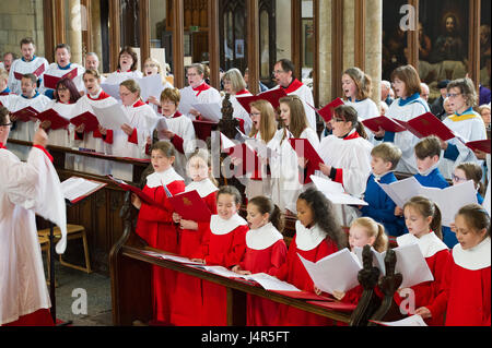 Hull, dans le Yorkshire, UK. 13 mai, 2017. Hull Minster faire jour par l'archevêque de New York. Crédit : Paul/Saripo Alamy Live News Banque D'Images