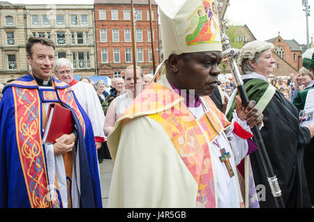 Hull, dans le Yorkshire, UK. 13 mai, 2017. Hull Minster faire jour par l'archevêque de New York. Crédit : Paul/Saripo Alamy Live News Banque D'Images