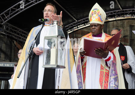 Hull, dans le Yorkshire, UK. 13 mai, 2017. Hull Minster faire jour par l'archevêque de New York. Crédit : Paul/Saripo Alamy Live News Banque D'Images