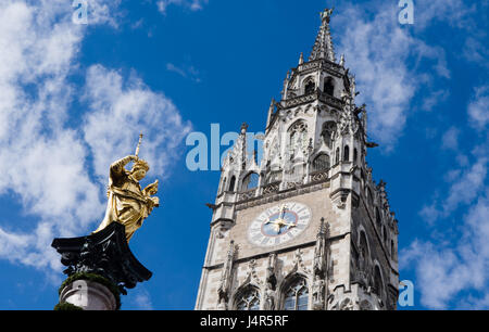 Munich, Allemagne. 13 mai, 2017. Avis de l'hôtel de ville tour derrière la statue de Marie à la Place Marien à Munich, Allemagne, 13 mai 2017. Avec l'archevêque et cardinal Marx, ils célèbrent un service à l'occasion de 100 ans de Patrona Bavariae. L'expression se rapporte à la vénération de la mère de Jésus comme patronne de la Bavière. Le festival existe depuis 1917 à Munich. Photo : Peter Kneffel/dpa/Alamy Live News Banque D'Images