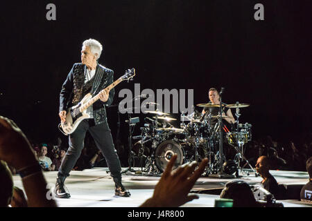 Vancouver, Canada. 12 mai, 2017. Adam Clayton et Larry Mullen Jr. de U2 au BC Place Stadium à Vancouver, C.-B., le 12 mai 2017 pour la Tournée Joshua Tree Crédit : Jeffrey James Taylor/Alamy Live News Banque D'Images