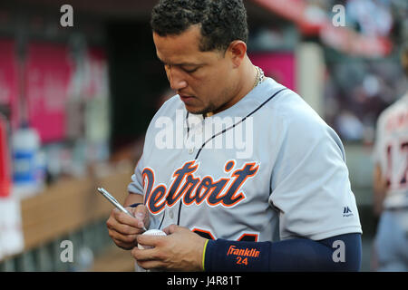 11 mai 2017 : premier but des Detroit Tigers Miguel Cabrera # 24 signer des autographes avant le match entre les Tigers de Detroit et Los Angeles Angels of Anaheim, Angel Stadium d'Anaheim, CA, Banque D'Images