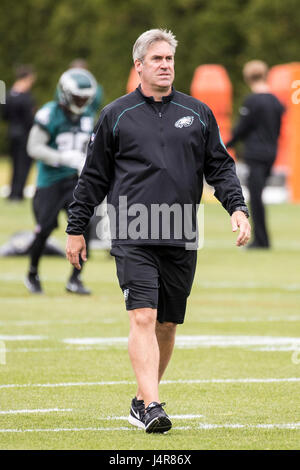 Philadelphie, Pennsylvanie, USA. 12 mai, 2017. Philadelphia Eagles entraîneur en chef Doug Pederson ressemble au cours de recrue au Camp Mini complexe NovaCare à Philadelphie, Pennsylvanie. Christopher Szagola/CSM/Alamy Live News Banque D'Images