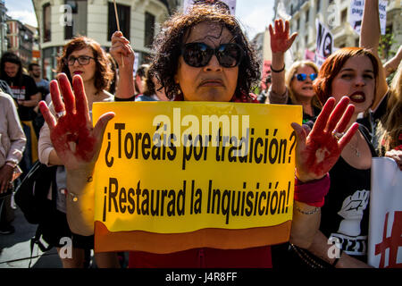 Madrid, Espagne. 13 mai, 2017. Une femme demandant l'abolition de la corrida lors d'une manifestation à Madrid, Espagne. Credit : Marcos del Mazo/Alamy Live News Banque D'Images