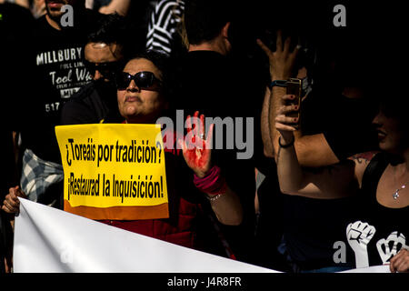 Madrid, Espagne. 13 mai, 2017. Une femme demandant l'abolition de la corrida lors d'une manifestation à Madrid, Espagne. Credit : Marcos del Mazo/Alamy Live News Banque D'Images