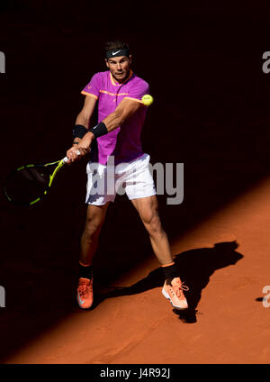 Madrid, Espagne. 13 mai, 2017. Rafael Nadal de l'Espagne renvoie la balle au cours de la demi-finale du tournoi contre Novac Djokovic de la Serbie à la Mutua Open de Madrid à Madrid, Espagne, le 13 mai 2017. Rafael Nadal 2-0. Credit : Eduardo Dieguez/Xinhua/Alamy Live News Banque D'Images