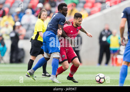 Ottawa, Canada. 13 mai, 2017. Ottawa Fury FC Sito Seoane (11) contrôle la balle défendue par Riverhounds de Pittsburgh Stephen Okai (7) au cours de l'USL adéquation entre les Riverhounds de Pittsburgh et Ottawa Fury FC à la TD lieu à Ottawa, Canada. Daniel Lea/CSM/Alamy Live News Banque D'Images