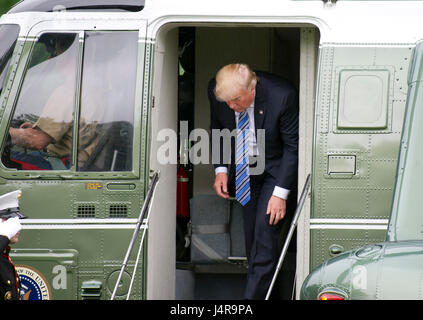 Le Président des Etats-Unis, Donald J. Trump débarque à Marine One après un voyage à Lynchburg, Virginie de faire des remarques à l'Université Liberty Début cérémonie à la Maison Blanche à Washington, DC le samedi 13 mai, 2017. Credit : Ron Sachs/Piscine via CNP - AUCUN FIL SERVICE - Photo : Ron Sachs/consolidé/dpa Banque D'Images