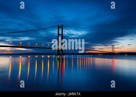 Météo France : Barton-upon-Humber, Nord du Lincolnshire, au Royaume-Uni. Le 13 mai 2017. Le Humber Bridge au crépuscule. Credit : LEE BEEL/Alamy Live News Banque D'Images