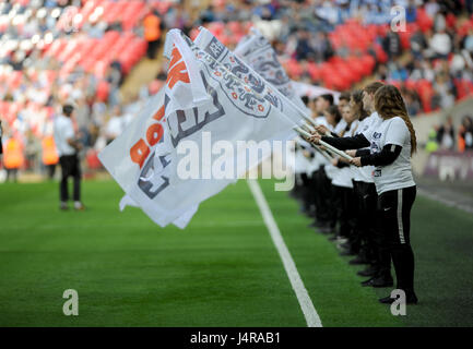 Londres, Royaume-Uni. 13 mai 2017, au stade de Wembley, Londres, Angleterre ; l'ETI Womens finale de la FA Cup, Manchester City contre Birmingham City ; porte-drapeaux avant le match au stade de Wembley. © David Partridge / Alamy Live News Banque D'Images