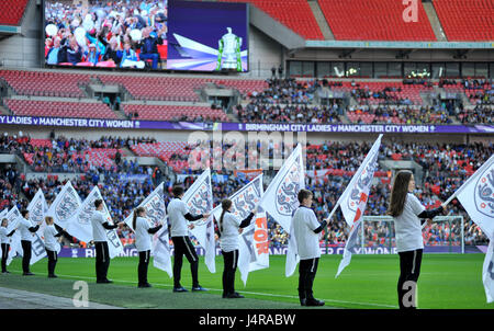 Londres, Royaume-Uni. 13 mai 2017, au stade de Wembley, Londres, Angleterre ; l'ETI Womens finale de la FA Cup, Manchester City contre Birmingham City ; porte-drapeaux avant le match au stade de Wembley. © David Partridge / Alamy Live News Banque D'Images