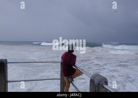Durban,Afrique du Sud. 14 mai 2017. Les surfeurs profiter d'une grande houle créé par un grand front froid qui a balayé la côte Est de l'Afrique vu par les habitants d'une jetée. Le front froid a besoin de pluie pour le pays. Crédit : Paul Gregg/Alamy Live News. Banque D'Images