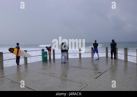 Durban,Afrique du Sud. 14 mai 2017. Les surfeurs profiter d'une grande houle créé par un grand front froid qui a balayé la côte Est de l'Afrique vu par les habitants d'une jetée. Le front froid a besoin de pluie pour le pays. Crédit : Paul Gregg/Alamy Live News. Banque D'Images