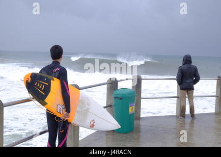 Durban,Afrique du Sud. 14 mai 2017. Les surfeurs profiter d'une grande houle créé par un grand front froid qui a balayé la côte Est de l'Afrique vu par les habitants d'une jetée. Le front froid a besoin de pluie pour le pays. Crédit : Paul Gregg/Alamy Live News. Banque D'Images