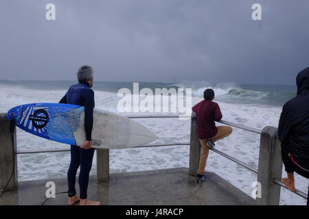 Durban,Afrique du Sud. 14 mai 2017. Les surfeurs profiter d'une grande houle créé par un grand front froid qui a balayé la côte Est de l'Afrique vu par les habitants d'une jetée. Le front froid a besoin de pluie pour le pays. Crédit : Paul Gregg/Alamy Live News. Banque D'Images