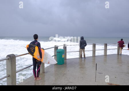 Durban,Afrique du Sud. 14 mai 2017. Les surfeurs profiter d'une grande houle créé par un grand front froid qui a balayé la côte Est de l'Afrique vu par les habitants d'une jetée. Le front froid a besoin de pluie pour le pays. Crédit : Paul Gregg/Alamy Live News. Banque D'Images