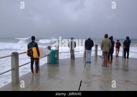 Durban,Afrique du Sud. 14 mai 2017. Les surfeurs profiter d'une grande houle créé par un grand front froid qui a balayé la côte Est de l'Afrique vu par les habitants d'une jetée. Le front froid a besoin de pluie pour le pays. Crédit : Paul Gregg/Alamy Live News. Banque D'Images